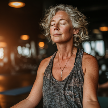 Instructor yoga demonstrând exerciții pentru seniori