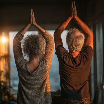 Seniori practicând yoga în grup într-un mediu confortabil